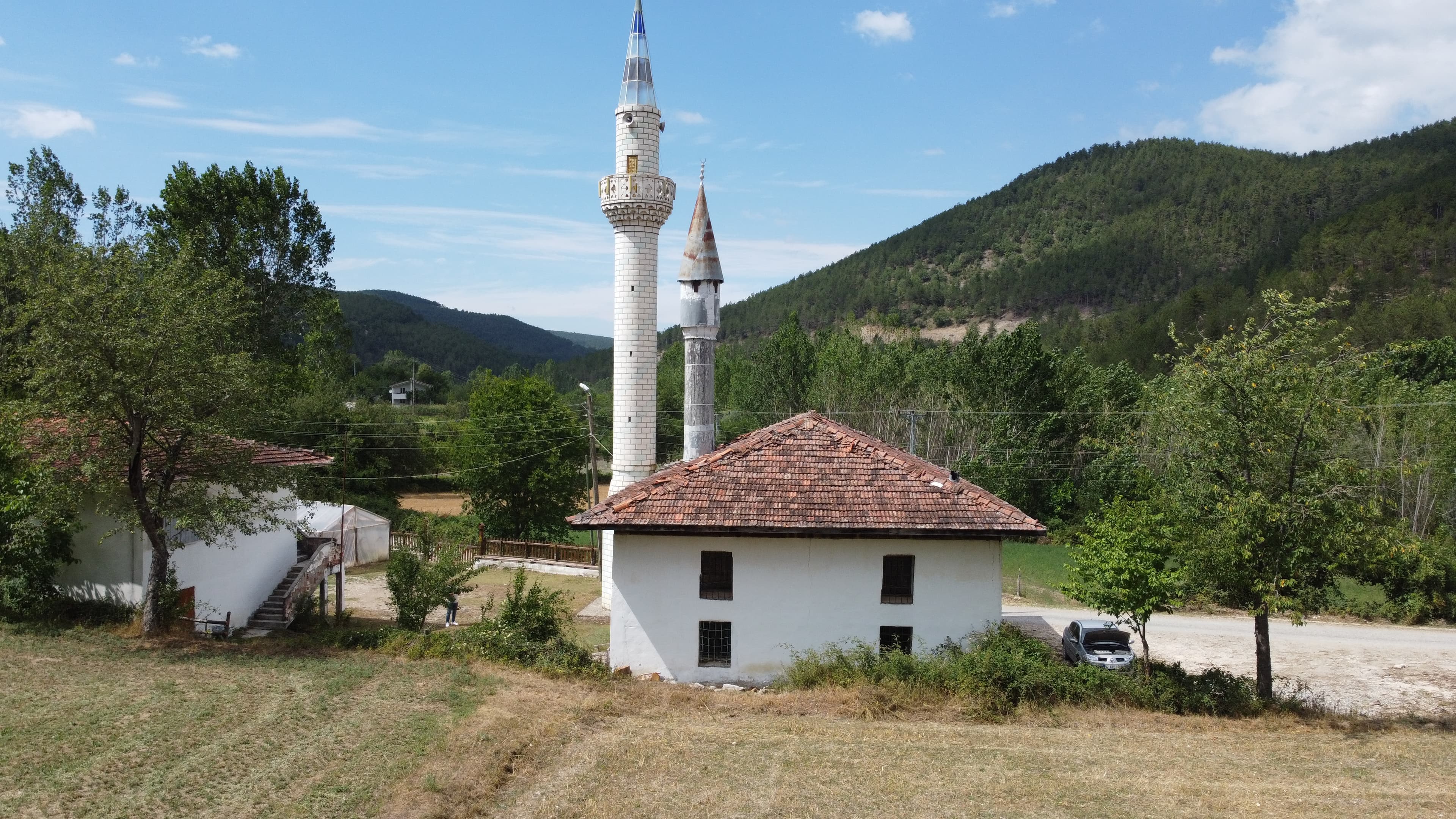Emir Köyü, Cuma yanı Camii